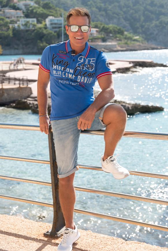 Poloshirt mit vielen Stickereien