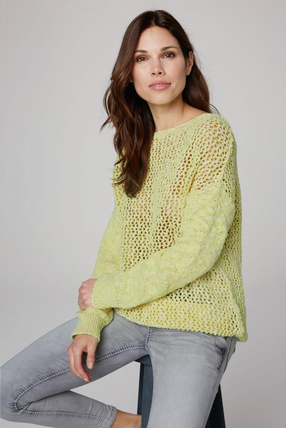 Pullover aus Effektgarn mit Lochmuster