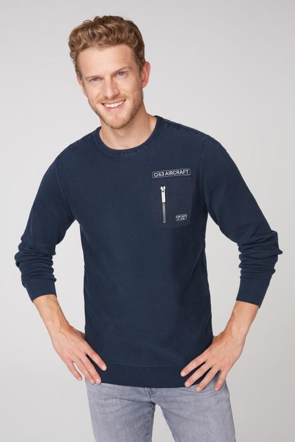 Pullover mit Strickmustern und Tasche