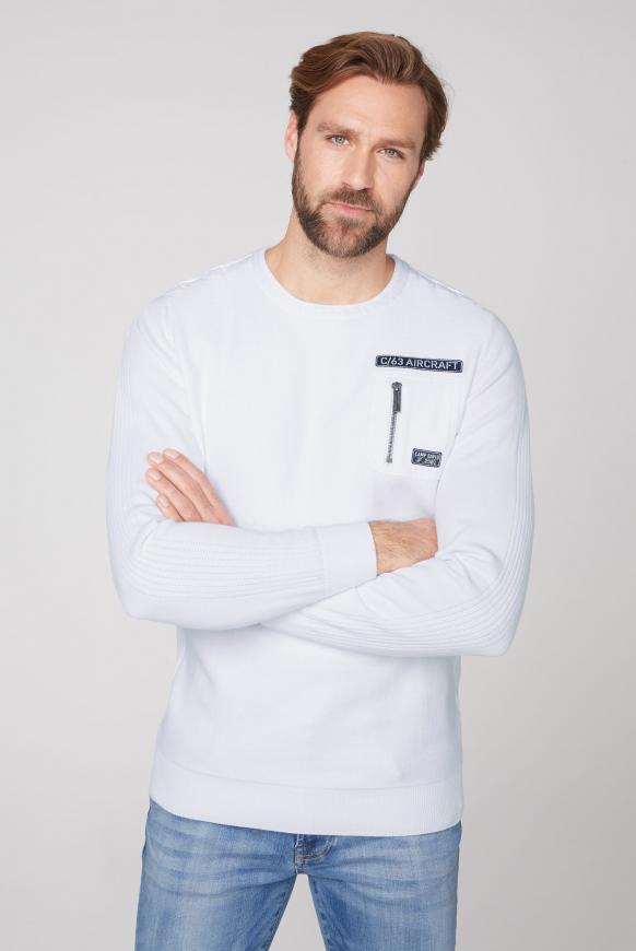 Pullover mit Strickmustern und Tasche