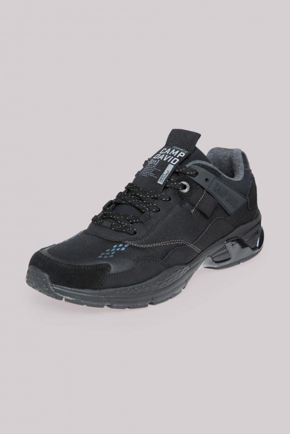 Robuster Sneaker im Materialmix
