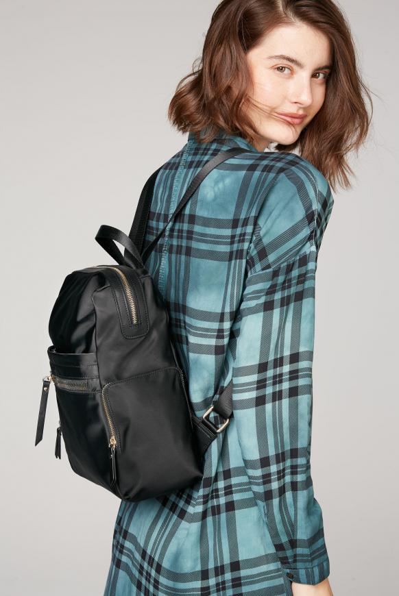 Rucksack aus Nylon mit dekorativen Zippern