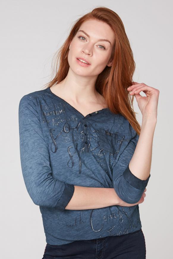 Serafino-Shirt mit Crinkle-Optik und Prints
