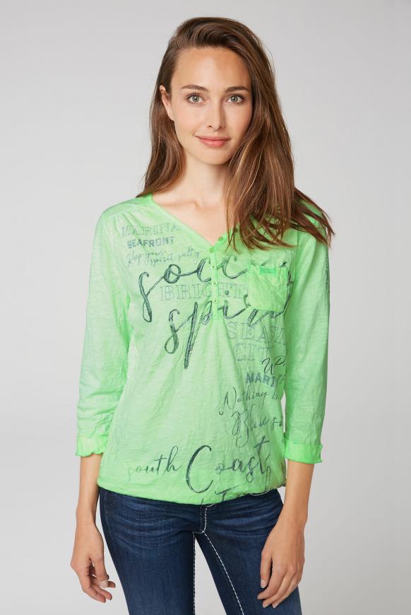Serafino-Shirt mit Crinkle-Optik und Prints