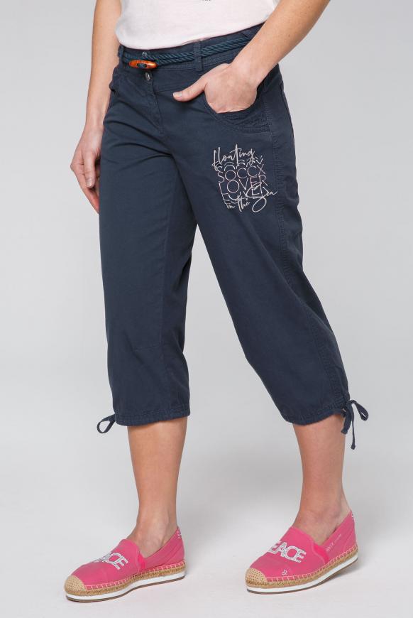 Skater-Bermuda mit Gürtel und Label Prints