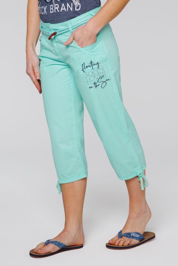 Skater-Bermuda mit Gürtel und Label Prints
