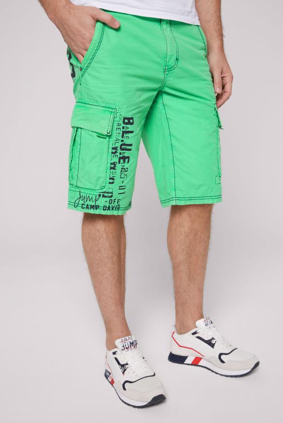 Skater Shorts mit Kontrastnähten und Prints electric green