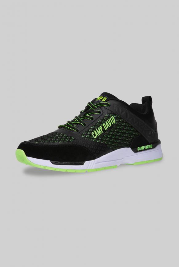 Sneaker aus Mesh mit 3D-Logo-Design
