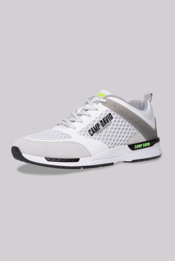 Sneaker aus Mesh mit 3D-Logo-Design