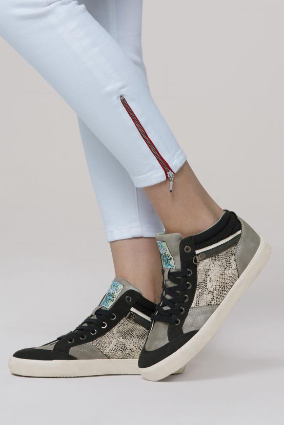 Sneaker im Material- und Farbmix