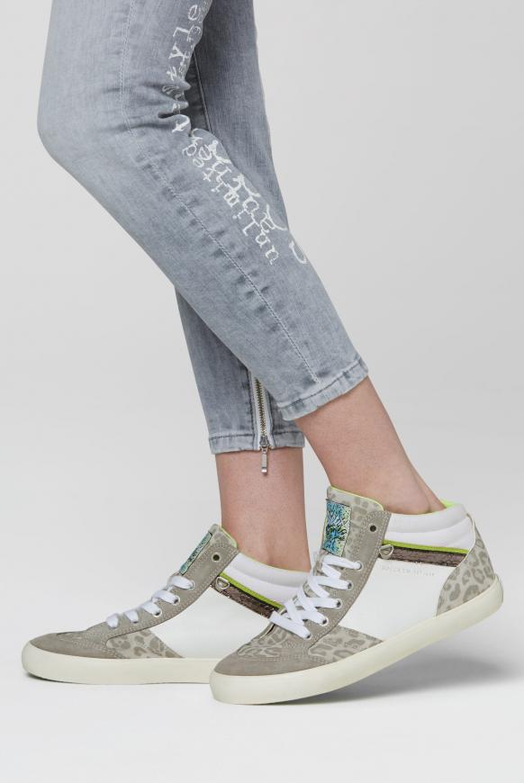 Sneaker im Material- und Farbmix