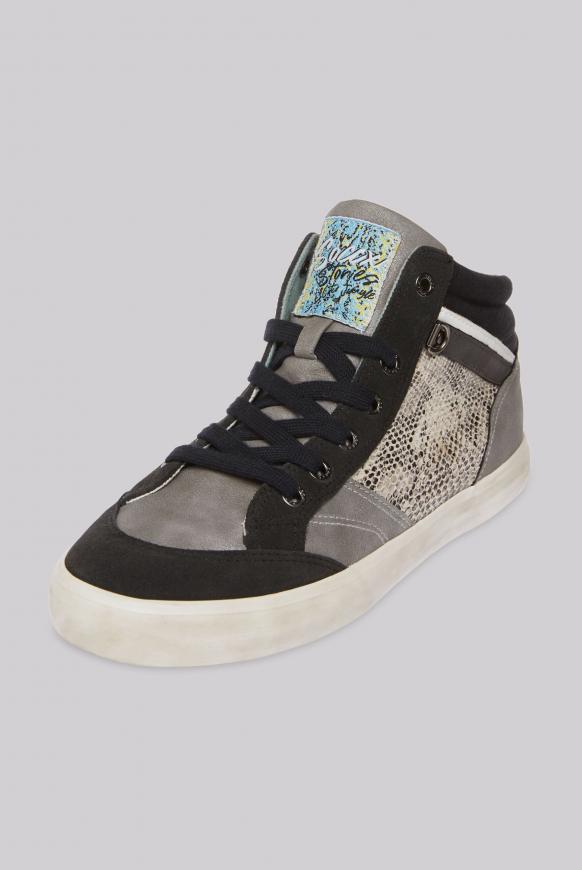 Sneaker im Material- und Farbmix