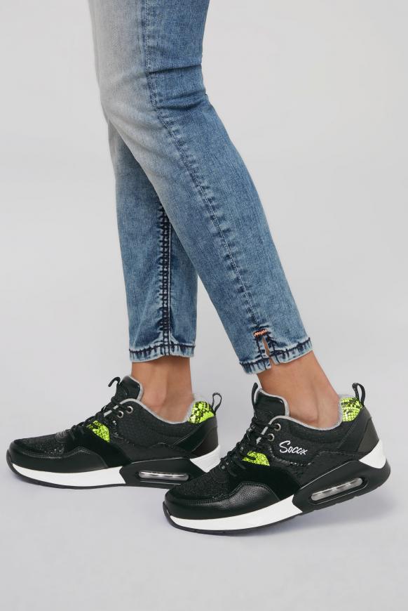 Sneaker im Materialmix mit Keilabsatz