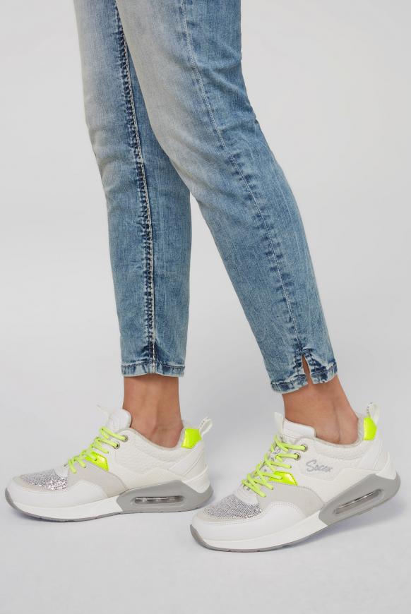 Sneaker im Materialmix mit Keilabsatz