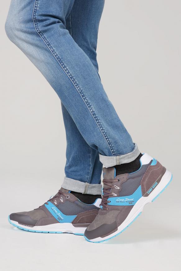 Sneaker im Materialmix mit Logo-Design