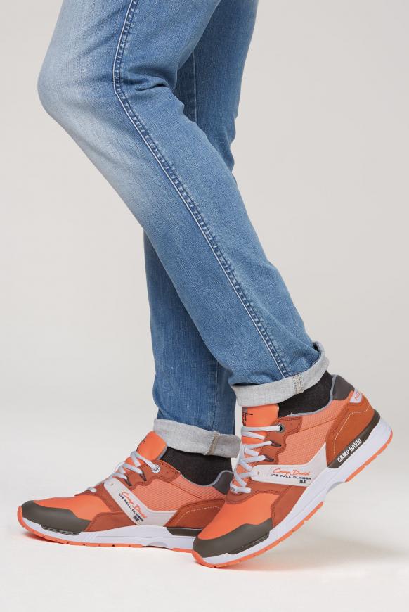 Sneaker im Materialmix mit Logo-Design