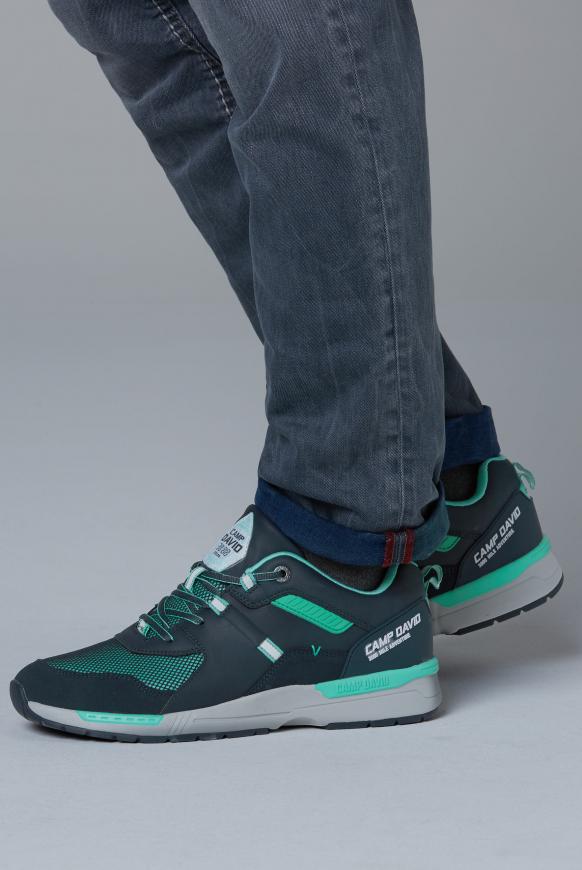 Sneaker im sportiven Materialmix