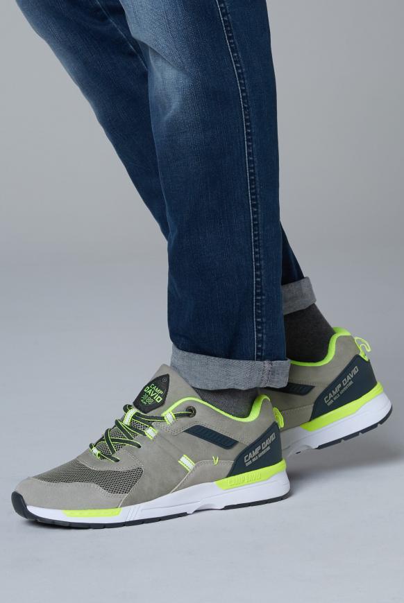 Sneaker im sportiven Materialmix