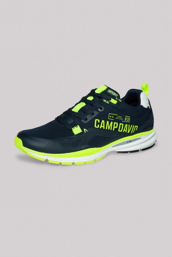 Sneaker mit Textil-Struktur und Logo Design