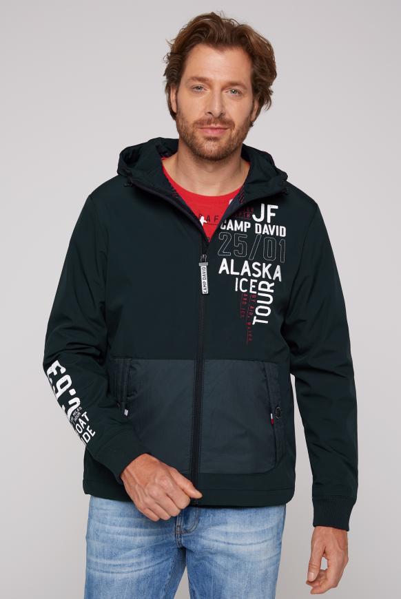 Softshelljacke im Materialmix mit Artworks