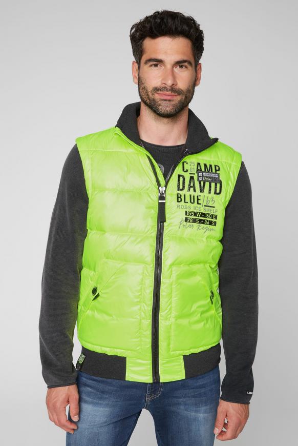 Steppweste mit kleinen Label-Applikationen