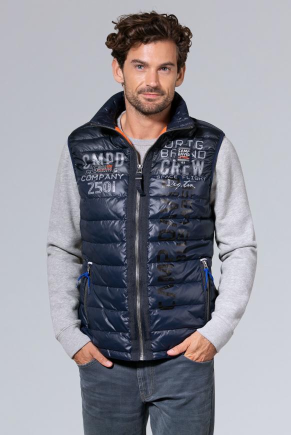 Steppweste mit Label-Applikationen
