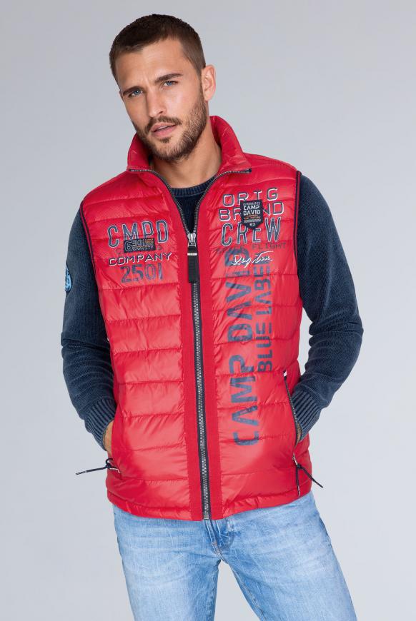 Steppweste mit Label-Applikationen
