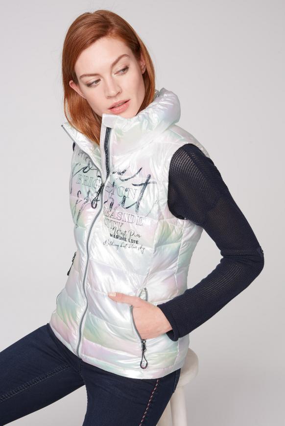 Steppweste mit Perlmuttschimmer und Prints