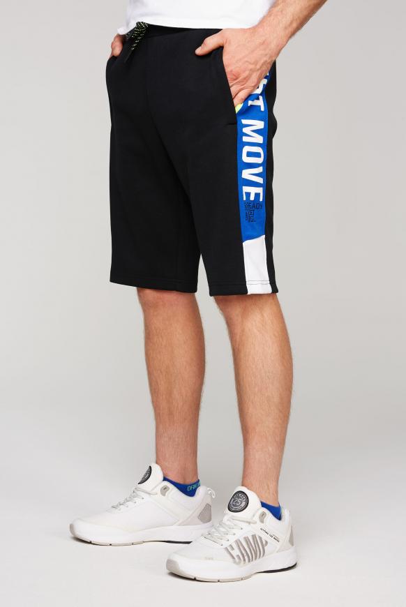 Sweatshorts mit Kontrasteinsätzen und Prints