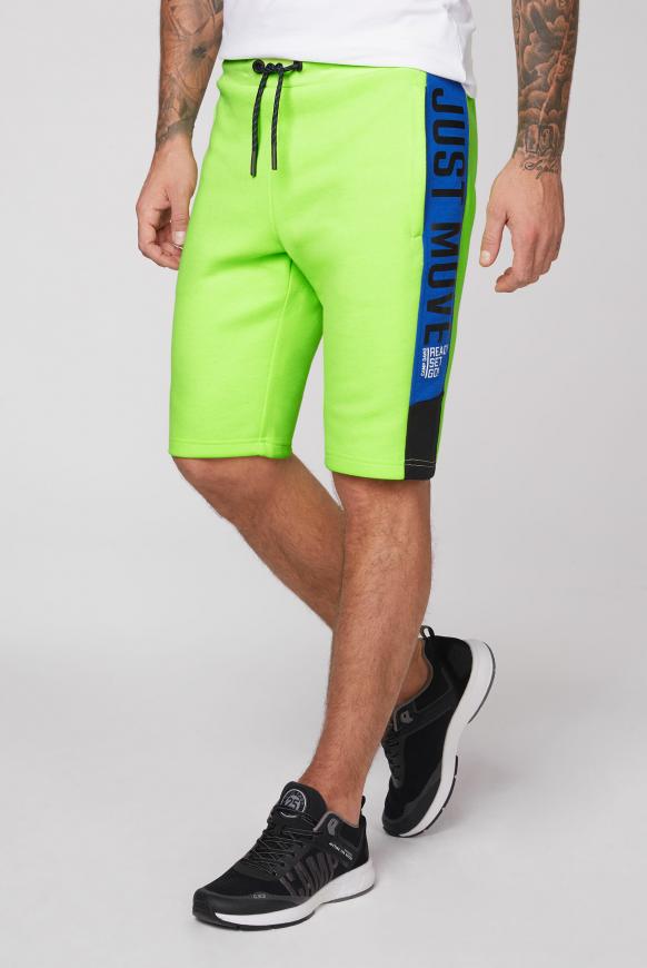 Sweatshorts mit Kontrasteinsätzen und Prints