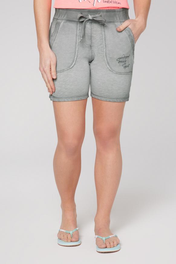 Sweatshorts mit Used-Optik und Print