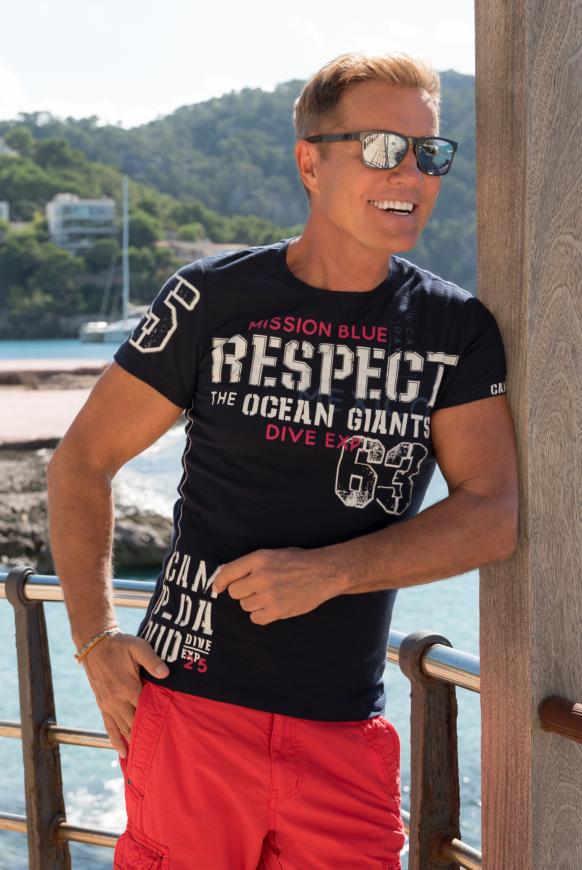 T-Shirt aus Flammgarn mit Label Prints
