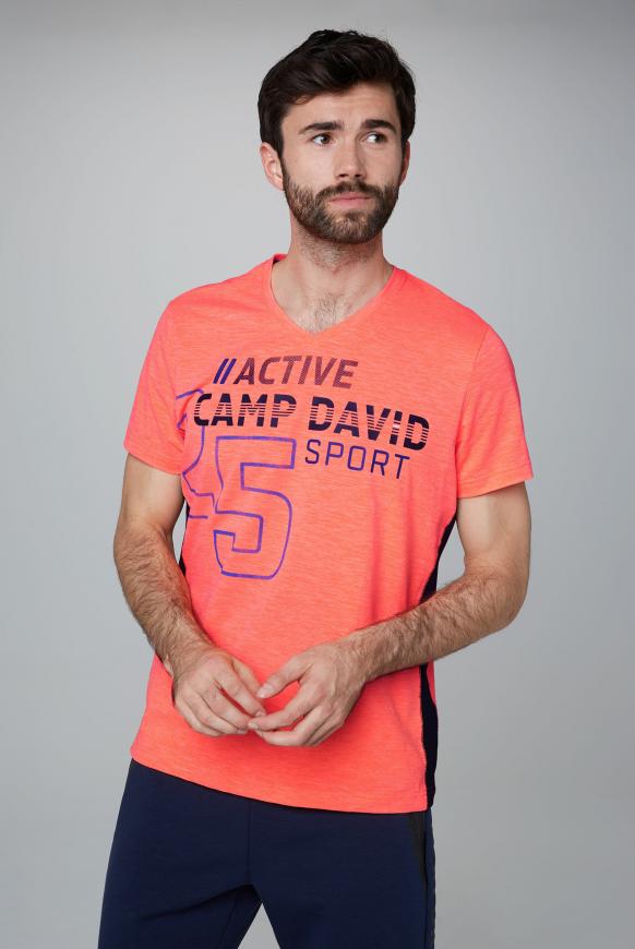 T-Shirt aus Flammgarn mit V-Neck und Print