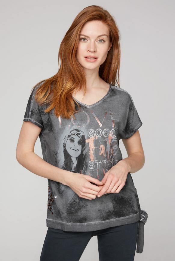T-Shirt mit Artwork und Knotensaum