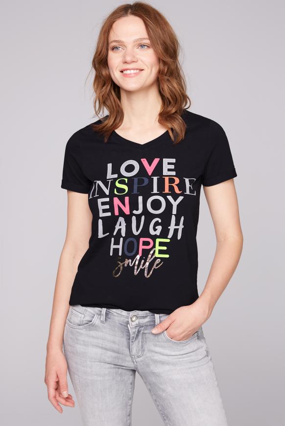 T-Shirt mit buntem Schriftzug