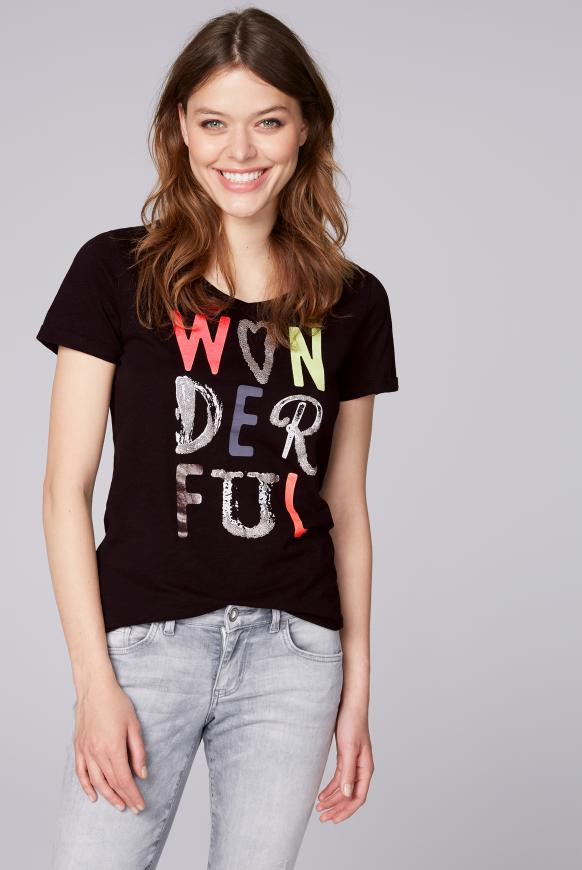 T-Shirt mit buntem Schriftzug