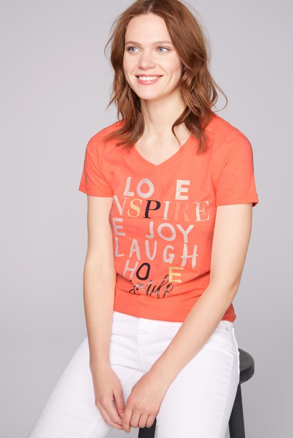 T-Shirt mit buntem Schriftzug