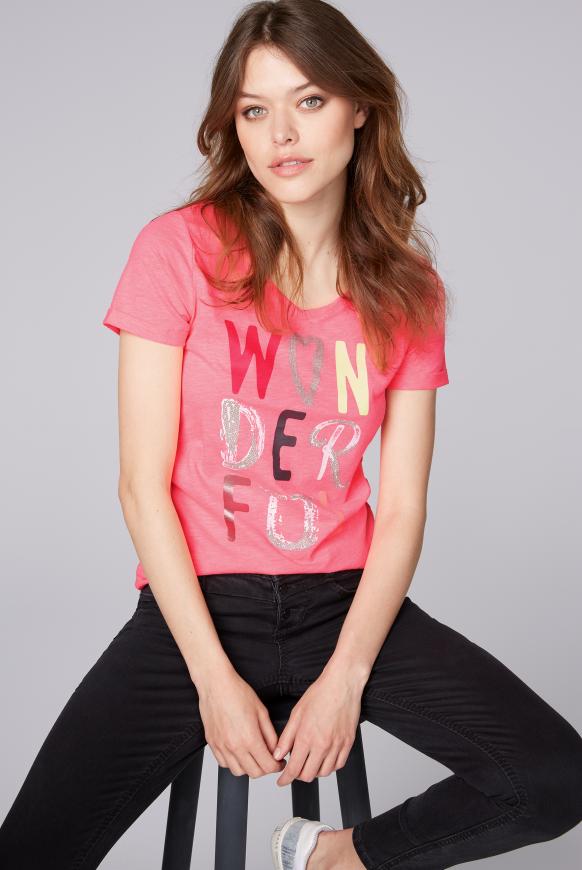 T-Shirt mit buntem Schriftzug