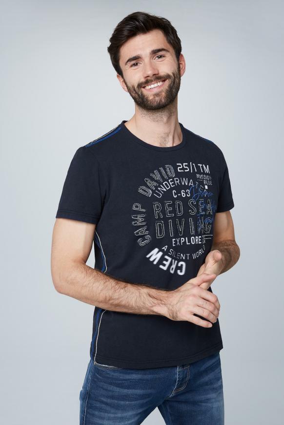 T-Shirt mit großen Label-Applikationen