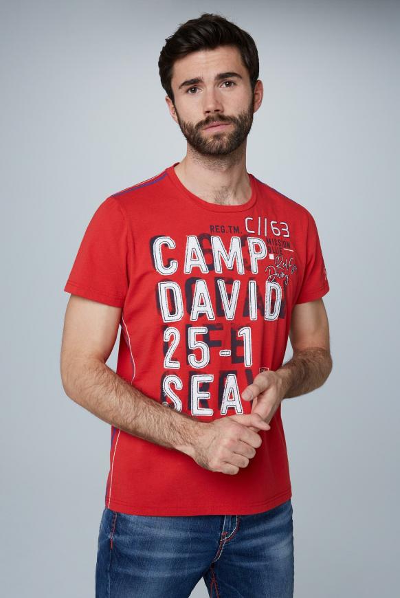 T-Shirt mit großen Label-Applikationen