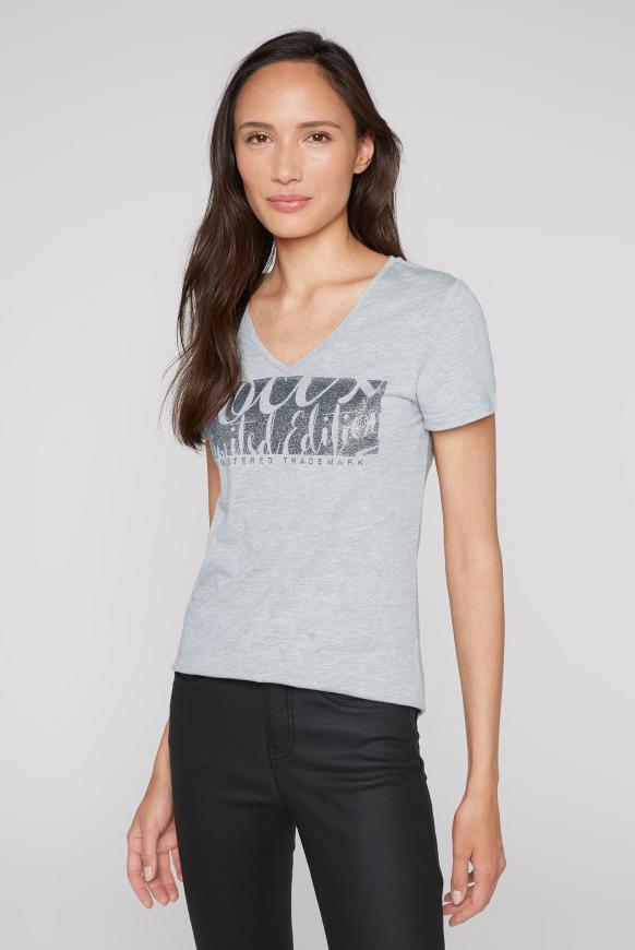 T-Shirt mit V-Ausschnitt und Glitter Print