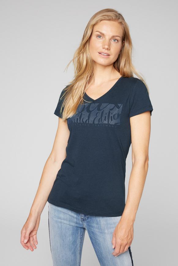 T-Shirt mit V-Ausschnitt und Glitter Print