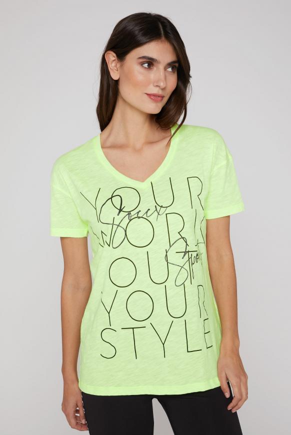 T-Shirt mit V-Ausschnitt und Wording Print summer lime