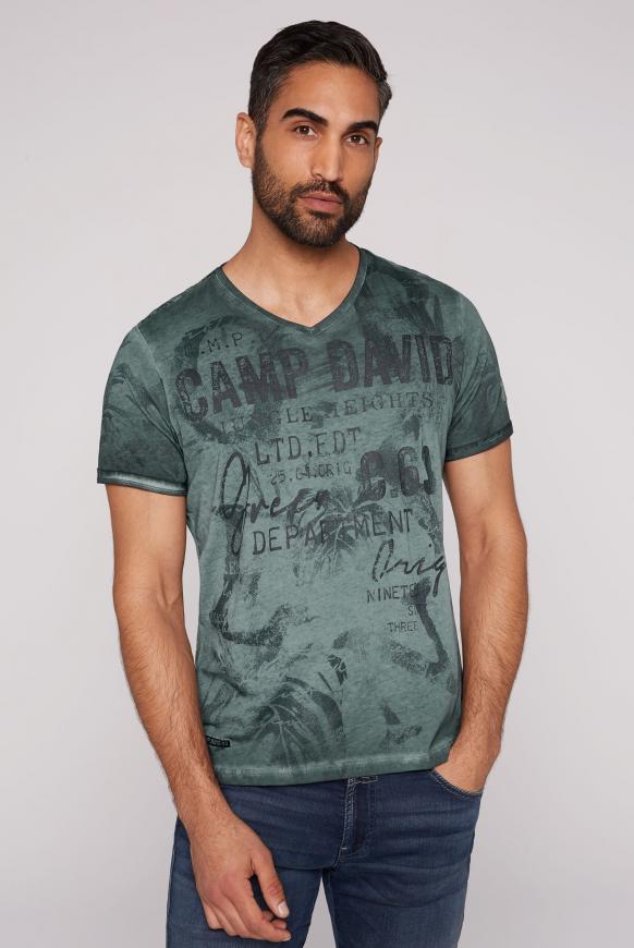 T-Shirt mit V-Neck und All Over Print green shadow