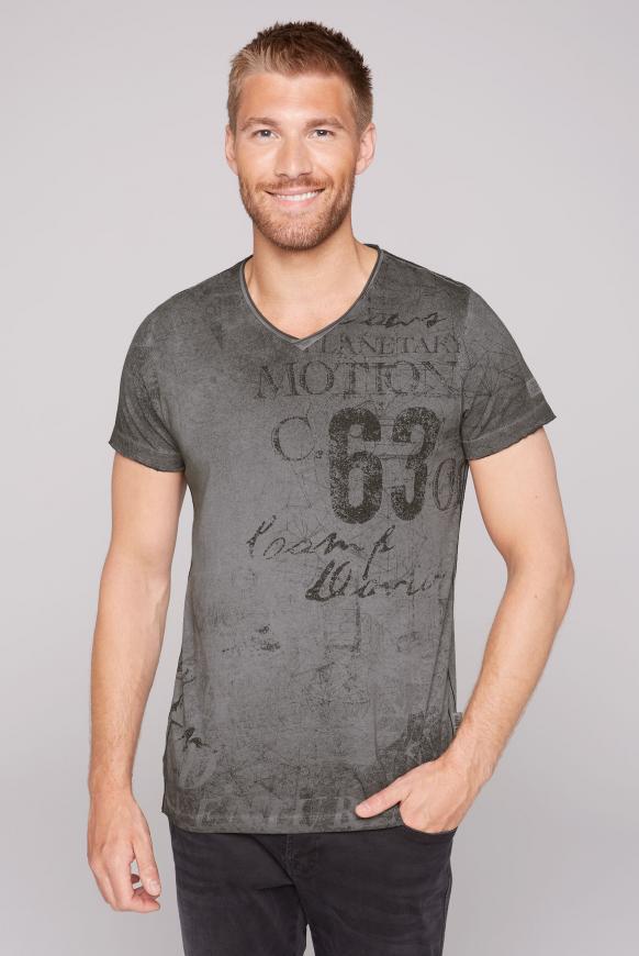 T-Shirt mit V-Neck und All Over Print mud