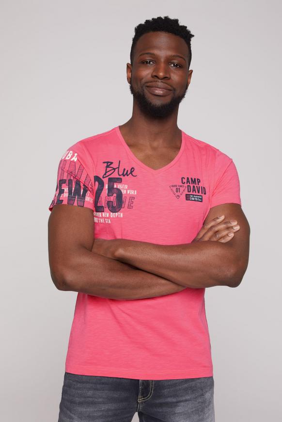T-Shirt mit V-Neck und Rubber-Artworks