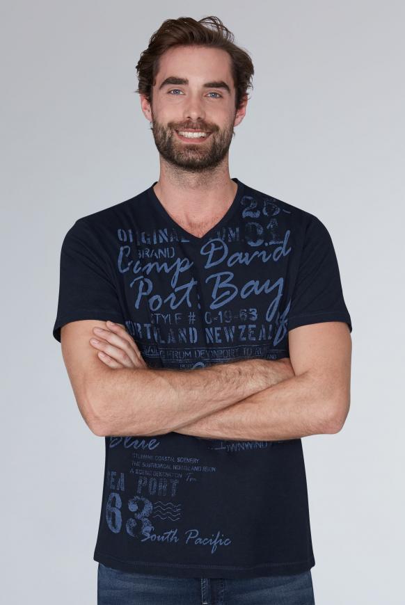 T-Shirt mit V-Neck und Used Print