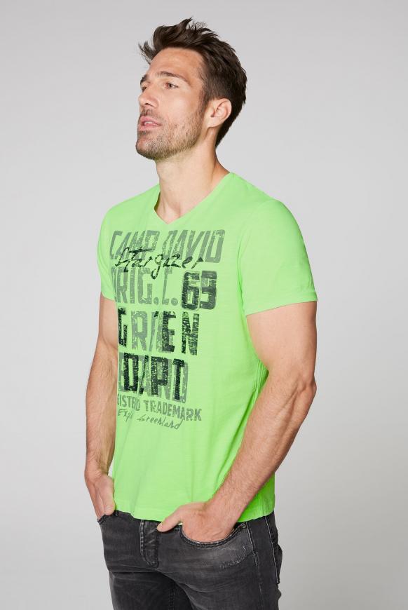 T-Shirt mit V-Neck und Used Print signal green