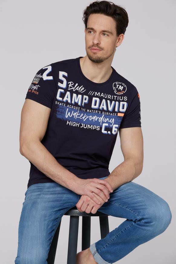 T-Shirt mit vielen Label-Applikationen