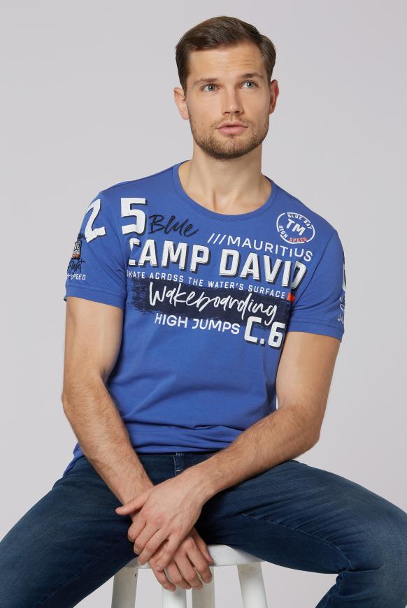 T-Shirt mit vielen Label-Applikationen